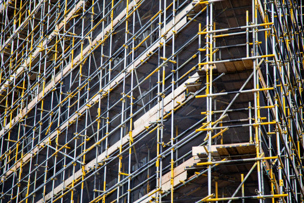 projetos arquitetônicos e edifícios no centro da cidade de londres - scaffolding - fotografias e filmes do acervo