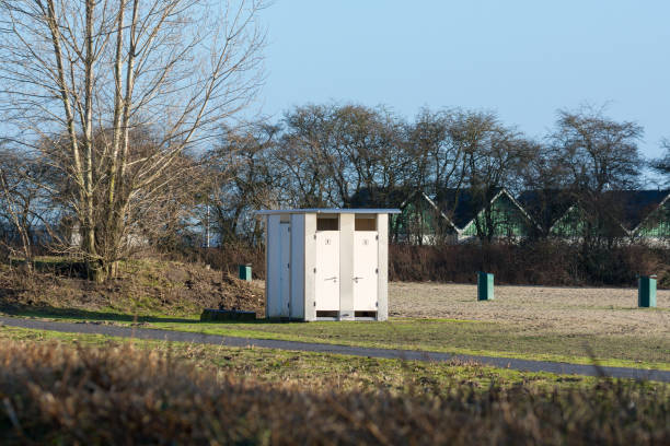 Toilet house on Harderstrand North On the Noorderstrand of the Veluwemeer in Biddinghuizen there is a small toilet block where day trippers can refresh themselves and use the toilet. biddinghuizen stock pictures, royalty-free photos & images
