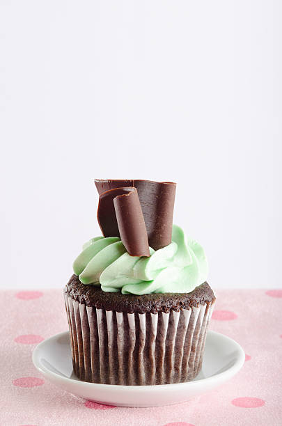 schokolade cupcake mit minze zuckerguss - cupcake chocolate pink polka dot stock-fotos und bilder