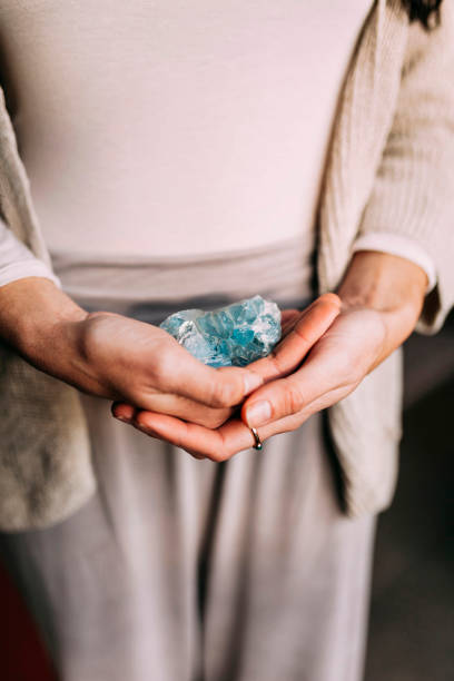 mujer sosteniendo geoda celestina en interiores - quartz caucasian one person energy fotografías e imágenes de stock