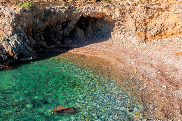 스페인 지중해의 타바카 섬 절벽에 있는 바다 사자 동굴, 알리칸테 산타 폴라 앞 - island of tabarca 뉴스 사진 이미지