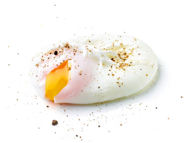 poached egg isolated on white background - poached egg imagens e fotografias de stock