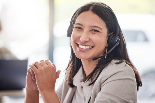 그녀의 사무실에서 일하는 매력적인 젊은 여성 콜 센터 요원의 자른 초상화 - female customer service representative looking at camera technology 뉴스 사진 이미지