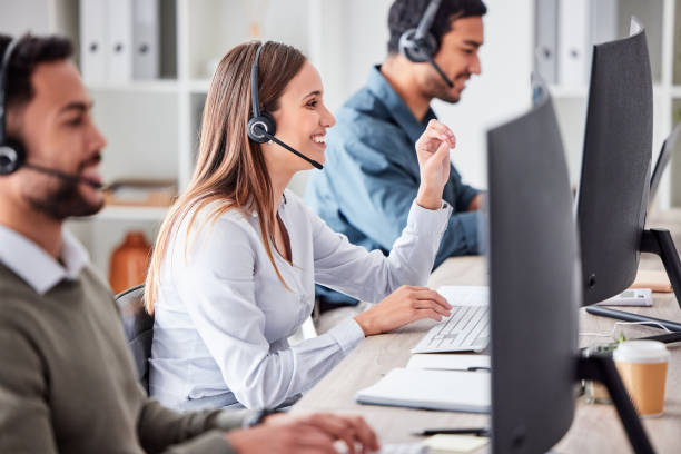 abgeschnittene aufnahme einer attraktiven jungen call-center-agentin, die in ihrem büro arbeitet - operator stock-fotos und bilder