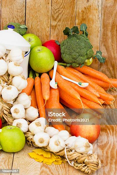 Maduro Orgánico De Frutas Y Verduras Foto de stock y más banco de imágenes de Agricultura - Agricultura, Ajo, Alimento