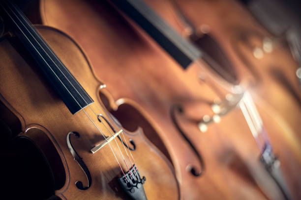 violine und cello klassische musik hintergrund - streicherbogen stock-fotos und bilder