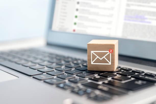 nowy symbol wiadomości e-mail na drewnianym bloku na klawiaturze laptopa - spam e mail marketing internet zdjęcia i obrazy z banku zdjęć