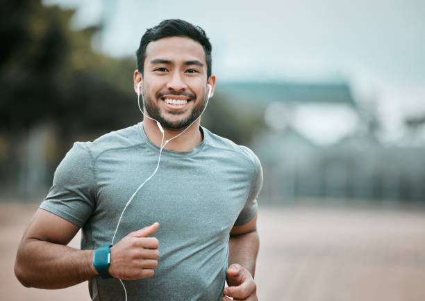 foto de un joven que sale a correr por la mañana - financial district audio fotografías e imágenes de stock