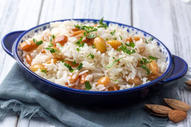 deliciosa comida tradicional turca; pilaf de arroz almendro (nombre turco; bademli pirinc pilavi) - 13417 fotografías e imágenes de stock