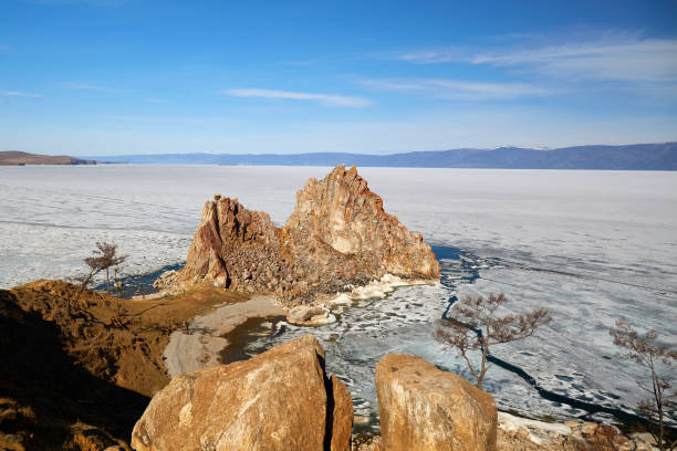 lago baikal, isola di olkhon durante lo scioglimento dei ghiacci. capo burkhan, shamanka rock in una soleggiata giornata primaverile - floe lake foto e immagini stock