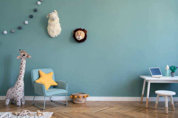 안락의자, 봉제 기린, 장난감, 매달려 장식 및 어린이 액세서리와 아이 놀이 방의 세련된 스칸디 인테리어 디자인. 공간을 복사합니다. 벽지. 템플렛. - 아기방 뉴스 사진 이미지