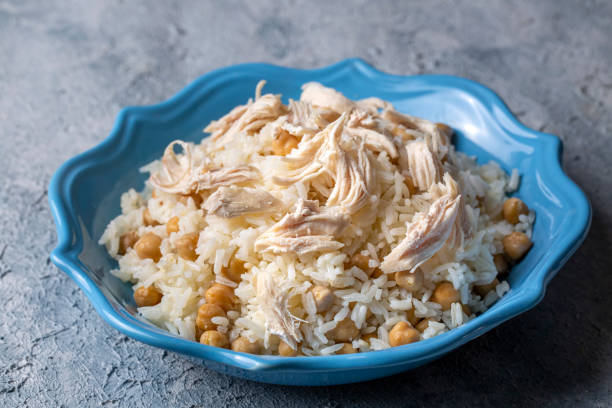 deliciosa comida tradicional turca; arroz con garbanzos y pollo (nombre turco; tavuklu nohutlu pilav o pilaf) - 13427 fotografías e imágenes de stock