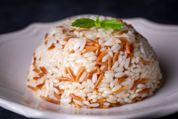 delizioso cibo turco tradizionale; pilaf di riso in stile turco (nome turco; arpa sehriyeli pirinc pilavi) - 13431 foto e immagini stock