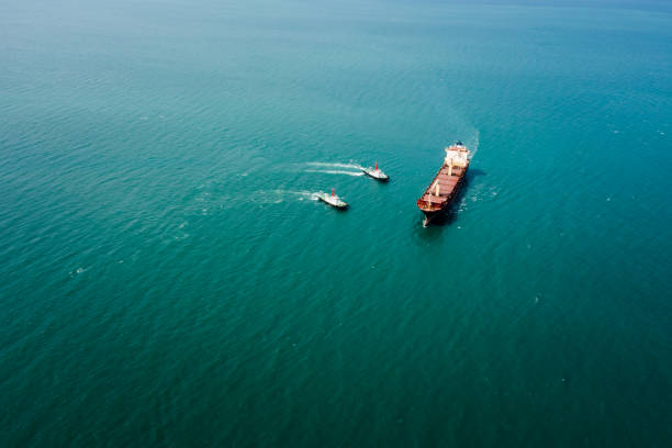 緑の海を航行する赤い油船のタンクとタグボート - storage tank oil industry merchandise storage compartment ストックフォトと画像