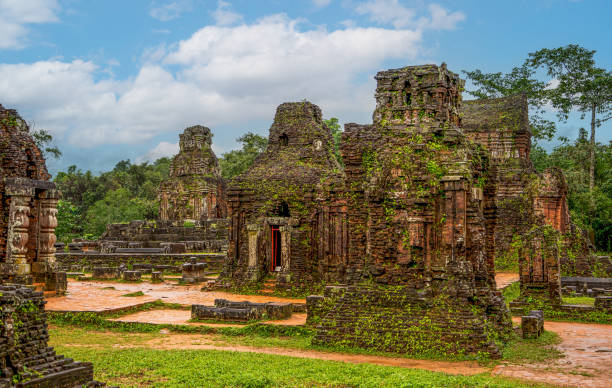 ruiny starej hinduskiej świątyni w moim synu w wietnamie. to sanktuarium jest wpisane na listę światowego dziedzictwa unesco w wietnamie. - vietnam hoi an traditional culture travel zdjęcia i obrazy z banku zdjęć