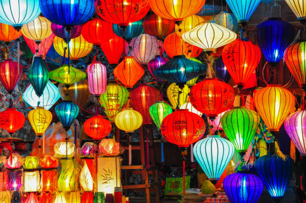 linternas de colores difunden la luz en la antigua calle de la antigua ciudad de hoi an, declarada patrimonio de la humanidad por la unesco en vietnam. - china asia traditional culture travel fotografías e imágenes de stock