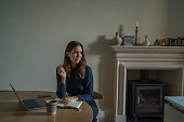junge-frau-arbeitet-online-am-wohnzimmer