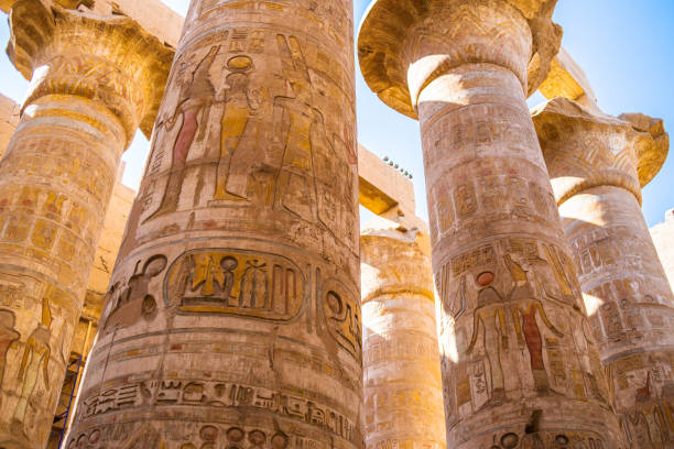 luxor temple, sebuah kompleks kuil mesir kuno besar yang terletak di tepi timur sungai nil - karnak foto potret stok, foto, & gambar bebas royalti