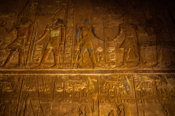 templo de luxor, un gran complejo de templos del antiguo egipto ubicado en la orilla este del río nilo - egyptian hieroglyphs fotografías e imágenes de stock