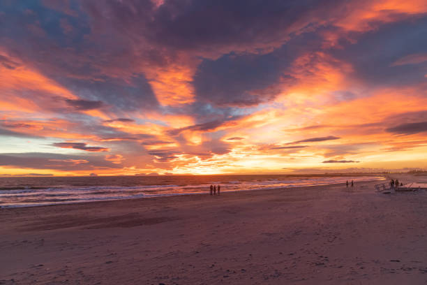 zapierający dech w piersiach zachód słońca nad plażą saintes-maries-de-la-mer - camargue saintes maries de la mer bodies of water landscapes zdjęcia i obrazy z banku zdjęć