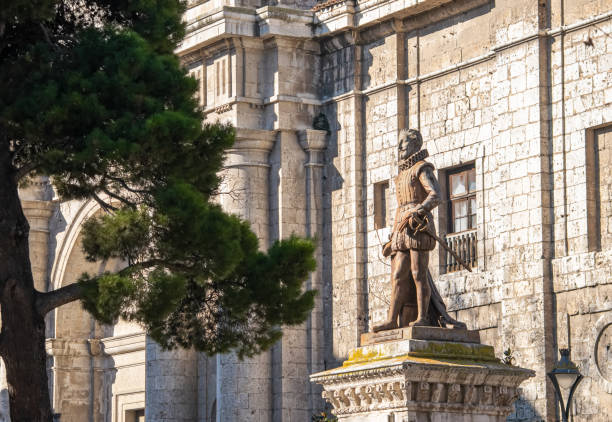 tributstatue an den schriftsteller und dramatiker miguel de cervantes auf dem platz der universität von valladolid, spanien - playwright stock-fotos und bilder