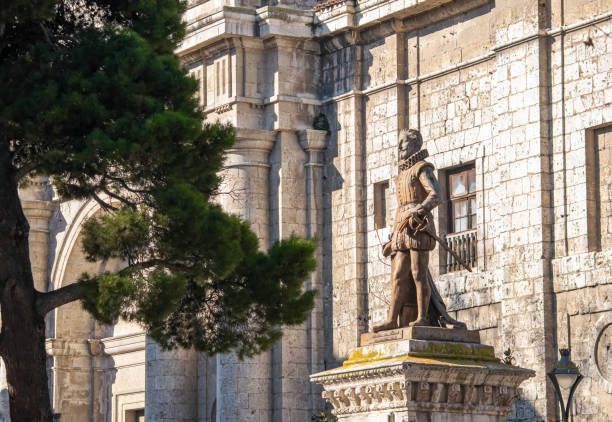 estatua homenaje al escritor y dramaturgo miguel de cervantes en la plaza de la universidad de valladolid, españa - provincia de valladolid fotografías e imágenes de stock