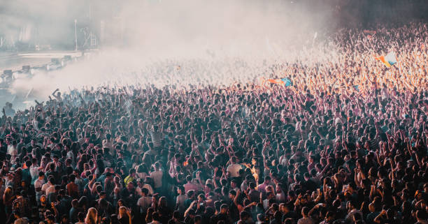 パーティーをする人々のコンサートやフェスティバルの背景の群衆 - popular music concert crowd music festival spectator ストックフォトと画像