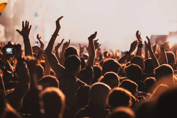 パーティーをする人々のコンサートやフェスティバルの背景の群衆 - コンサート ストックフォトと画像