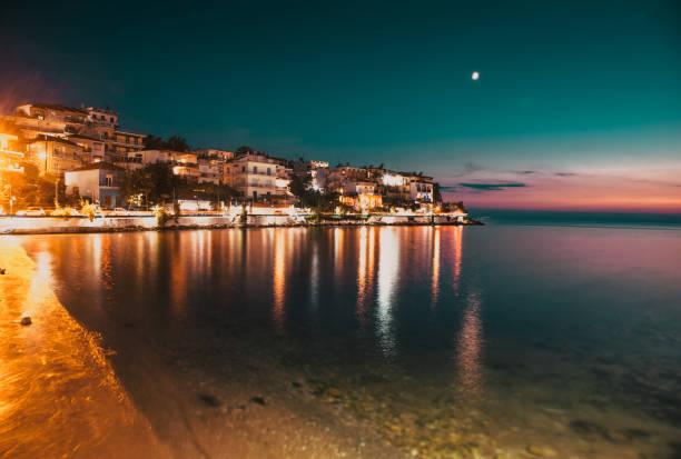 dorf skala marion bei nacht thassos insel griechenland - maroon stock-fotos und bilder