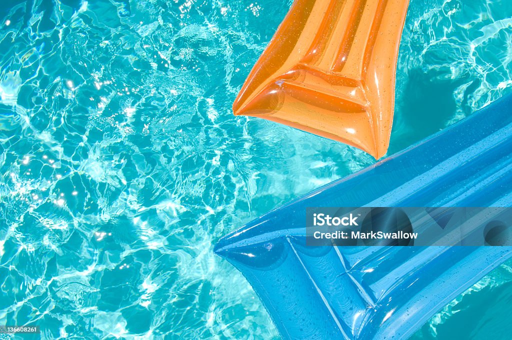 Inflable en piscina al aire libre - Foto de stock de Naranja - Color libre de derechos