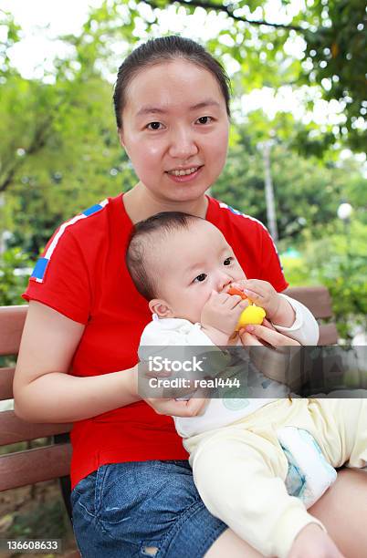 Glücklich Asiatische Mutter Und Sohn Im Sonnenlicht Stockfoto und mehr Bilder von 6-11 Monate