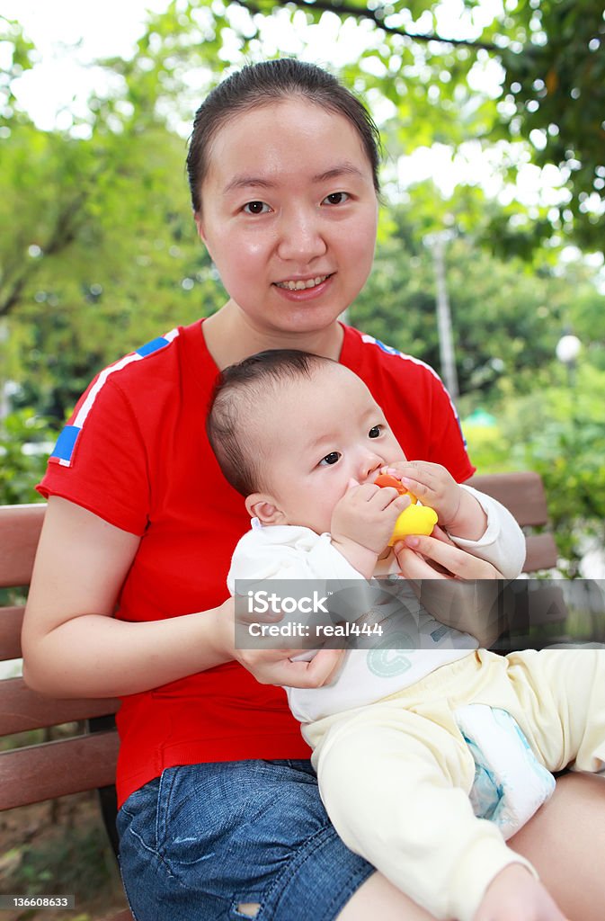 Feliz asiática Madre e hijo en la luz del sol - Foto de stock de 6-11 meses libre de derechos