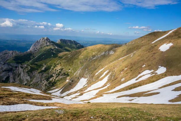 vista do pico giewont no polonês tatras ocidental. - poland mountain tatra mountains giewont - fotografias e filmes do acervo