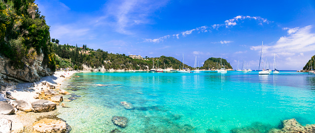 Espléndidas playas de Paxos. Islas Jónicas de Grecia. Hermosa bahía turquesa en Lakka. vista con veleros. Vacaciones de verano griegas photo
