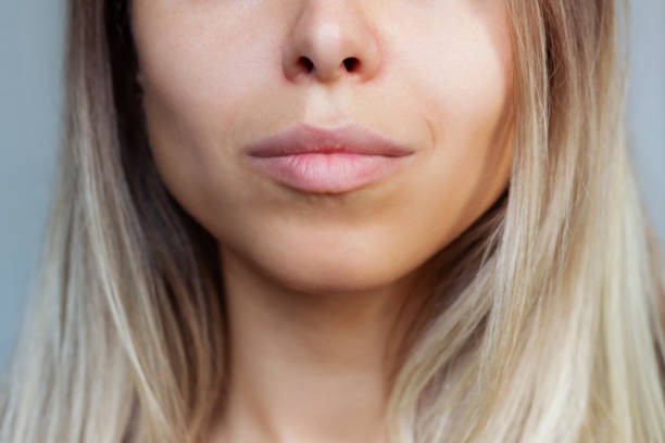 primer plano de una parte inferior de la cara de una joven rubia caucásica con pómulos claros resaltados - dimple fotografías e imágenes de stock