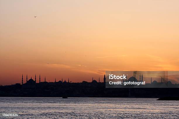 Foto de Istambul Ao Pôrdosol e mais fotos de stock de Bósforo - Bósforo, Cultura turca, Europa - Locais geográficos