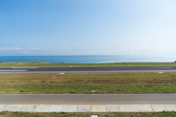 aeroporto vuoto - runway airport airfield asphalt foto e immagini stock