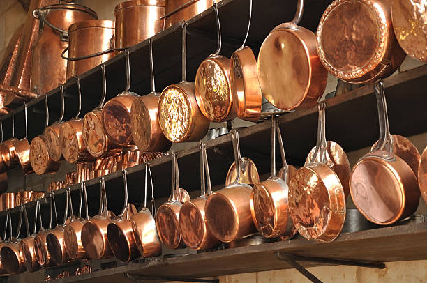 pots en cuivre - copper pans photos et images de collection