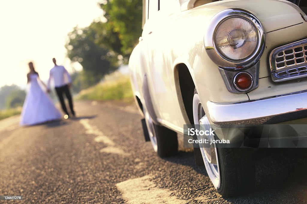 Beige Auto und Hochzeit Paar - Lizenzfrei Auto Stock-Foto