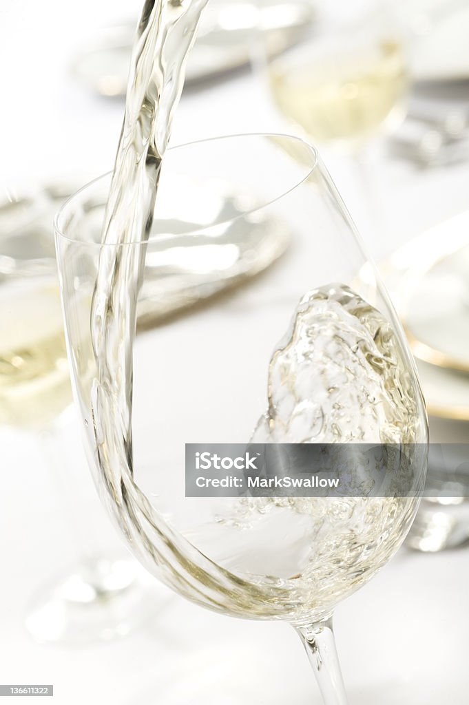 Vino bianco Versare - Foto stock royalty-free di Alchol