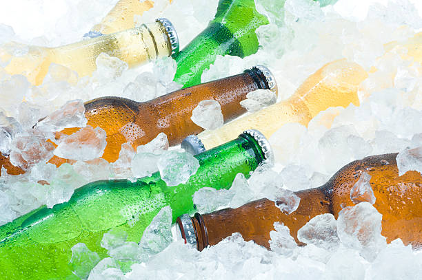 birra nel ghiaccio - beer bottle beer cold alcohol foto e immagini stock