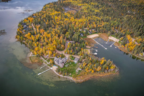 istock Fall Colors Surround a Lake 1366114702