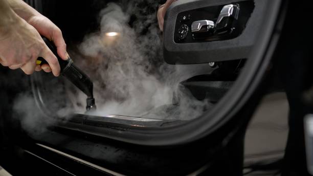 蒸気で車のインテリアを清掃します。車の詳細サービス深いインテリアクリーニング。車の詳細 - steam cleaning ストックフォトと画像