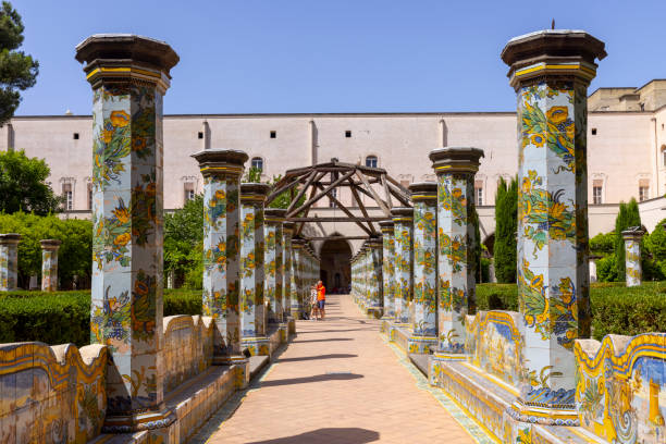 cloister santa chiara with octagonal columns decorated with majolica tiles in rococo style, naples, italy - santa chiara imagens e fotografias de stock