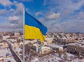 Ukrainische Flagge im Wind. Blau-Gelbe Flagge in der Stadt Charkow