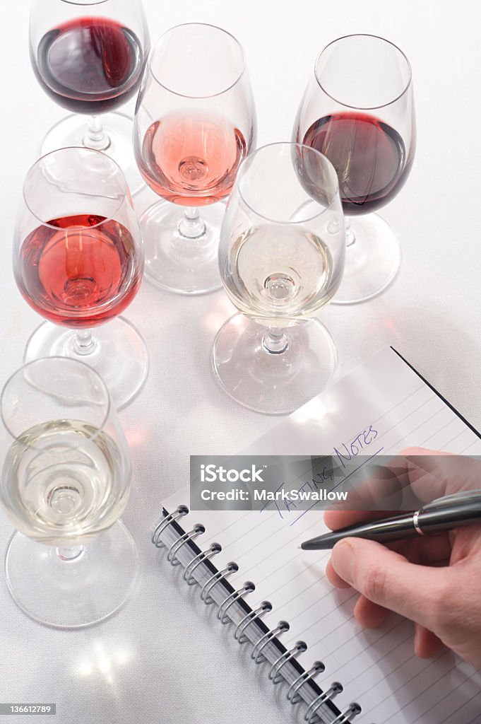 ワインテイスティングのメモ - ワインのロイヤリティフリーストックフォト
