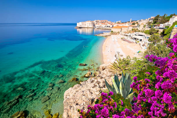 dubrovnik. praia turquesa de banje e cidade histórica de dubrovnik vista - ploce - fotografias e filmes do acervo