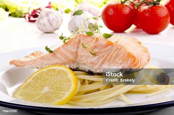 Gedämpfte Wildlachs Und Spaghetti Stockfoto und mehr Bilder von Dampf - Dampf, Filetiert, Fisch