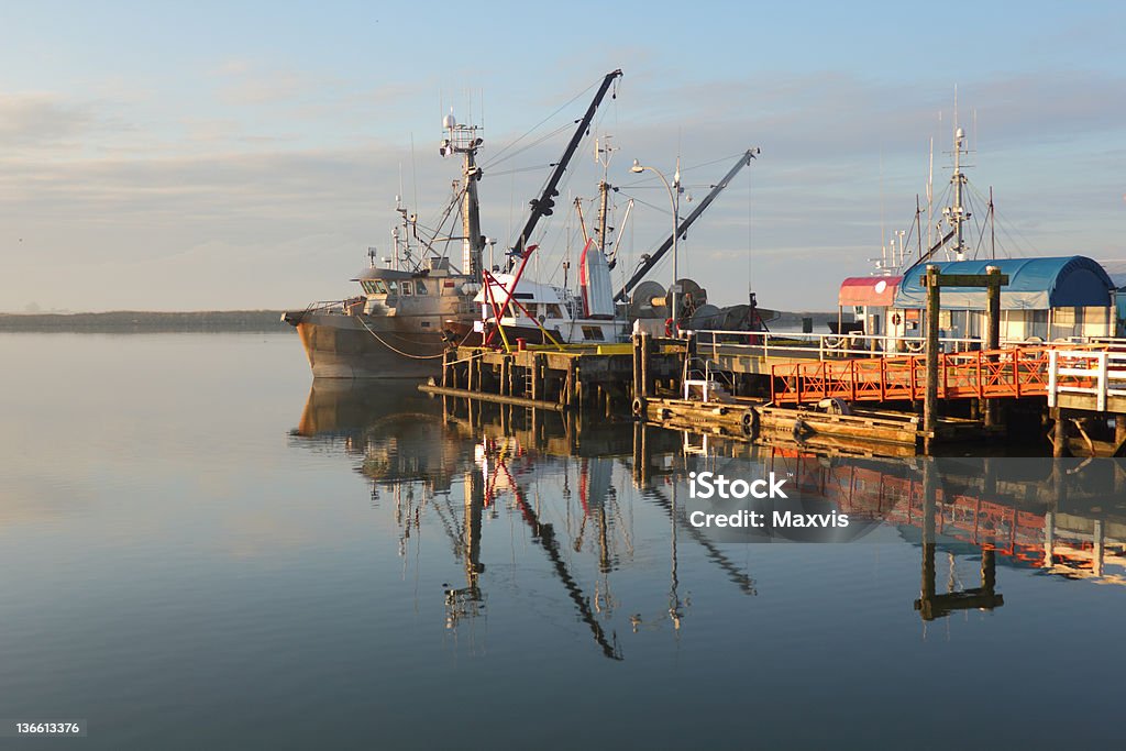 Reflejo Steveston Harbor, por la mañana - Foto de stock de Agua calma libre de derechos