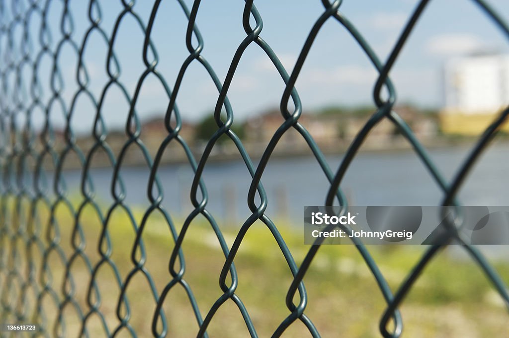 Metall-Zaun auf einem link Träger und eine Küste - Lizenzfrei Bildschärfe Stock-Foto